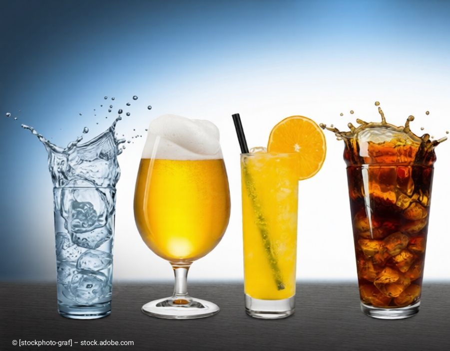 Verschiedene Getränke mit Spritzern, darunter Wasser, Bier, Saft, Cola, Wein und ein Mojito, vor einem blau verlaufenden Hintergrund.