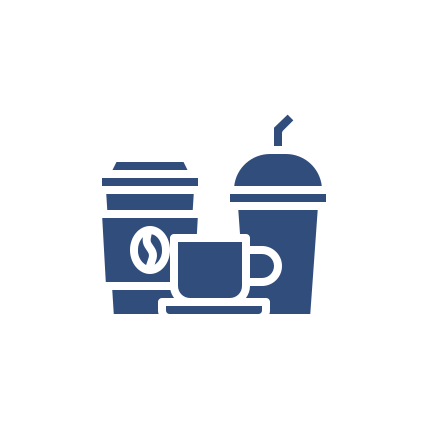 Blauer Kaffeebecher, To-Go-Becher und Smoothie mit Strohhalm, übereinandergestapelt.