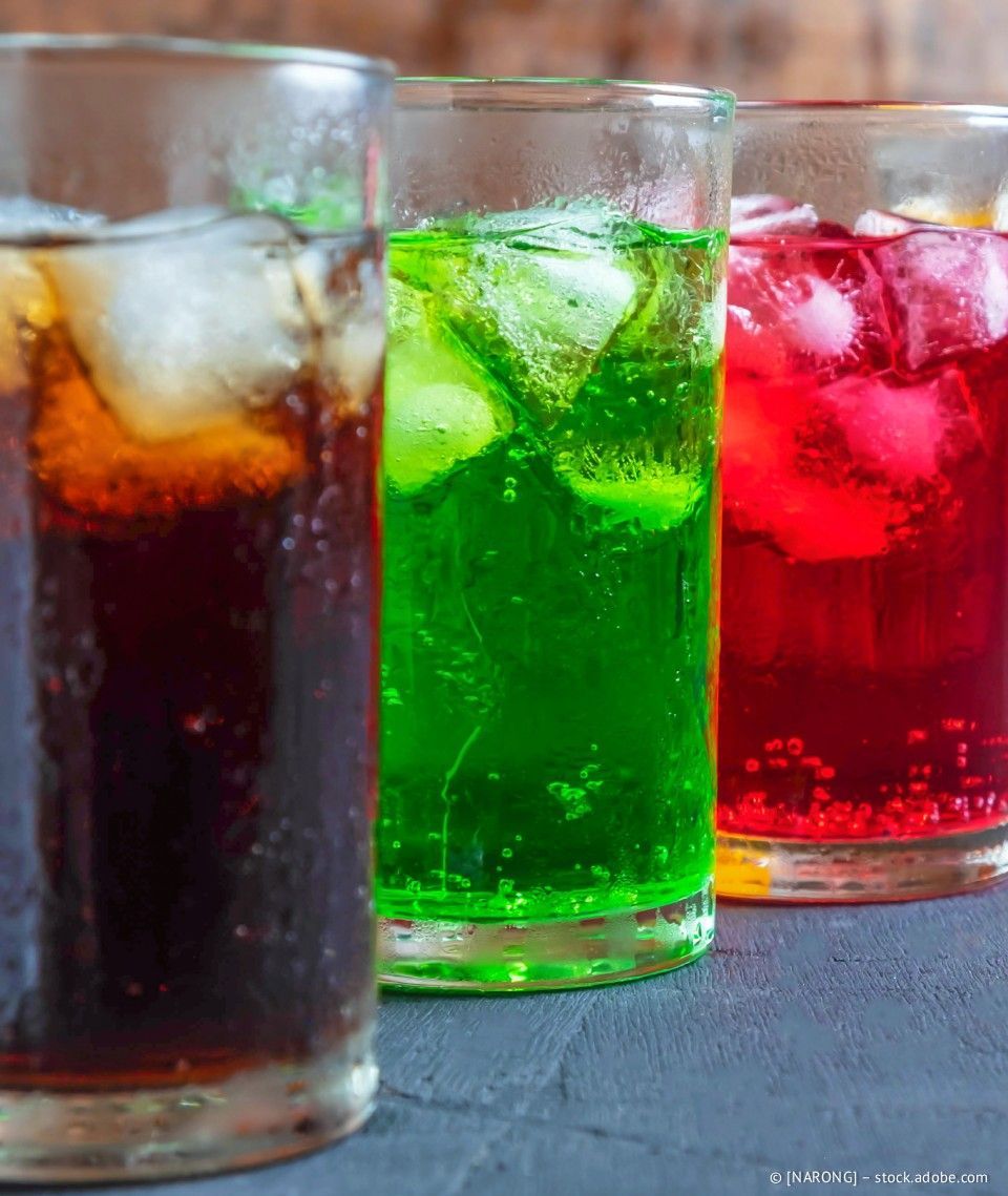 Drei hohe Gläser Limonade: Cola, grüne Limonade und rote Limonade, alle mit Eis.
