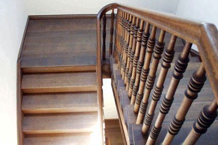 Sanierte Holztreppe in einem Altbau