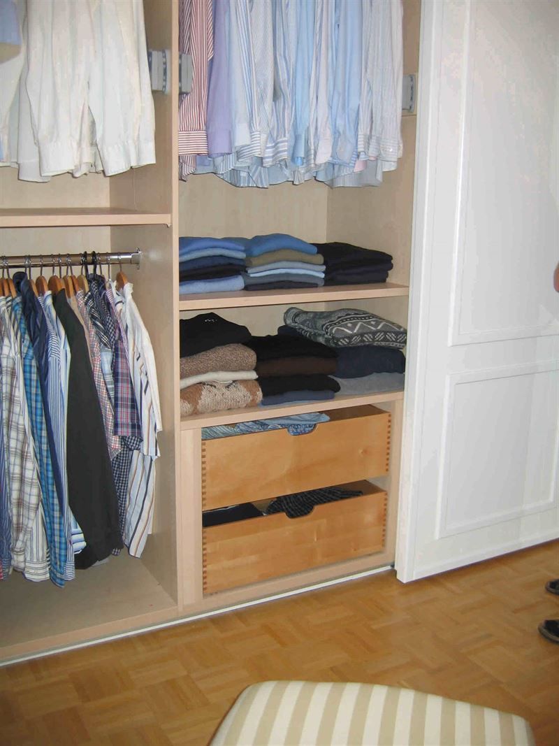 Ein Schrank voller Kleidung und Schubladen