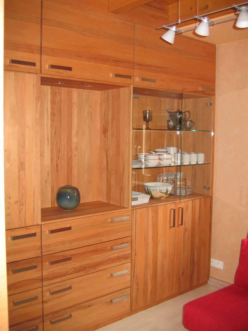 Ein Raum mit Holzschränken und einer Glasvitrine