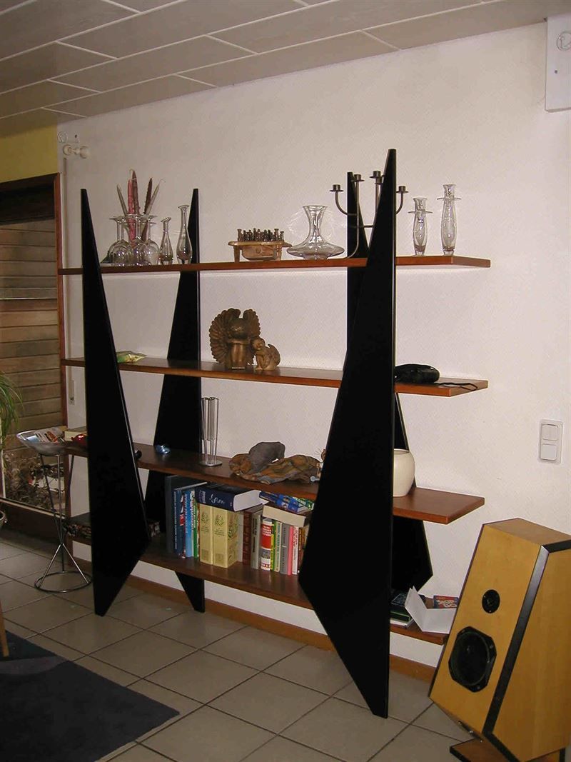 Ein Wohnzimmer mit einem Bücherregal und einem Lautsprecher