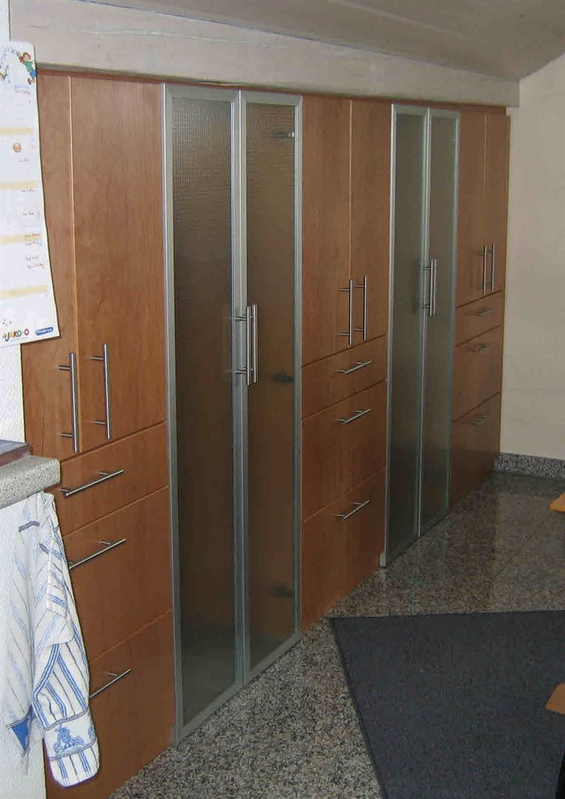 Eine Küche mit Holzschränken und Geräten aus Edelstahl