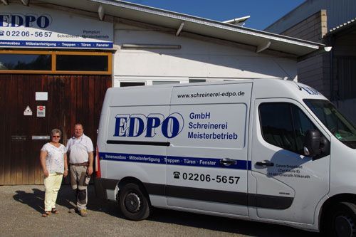 Zwei Personen stehen neben einem weißen Lieferwagen mit der Aufschrift „EDPO“