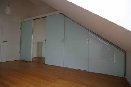 Verglaster Kleiderschrank unter einer Wandschräge