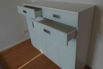 Verglastes Sideboard mit Schubladen