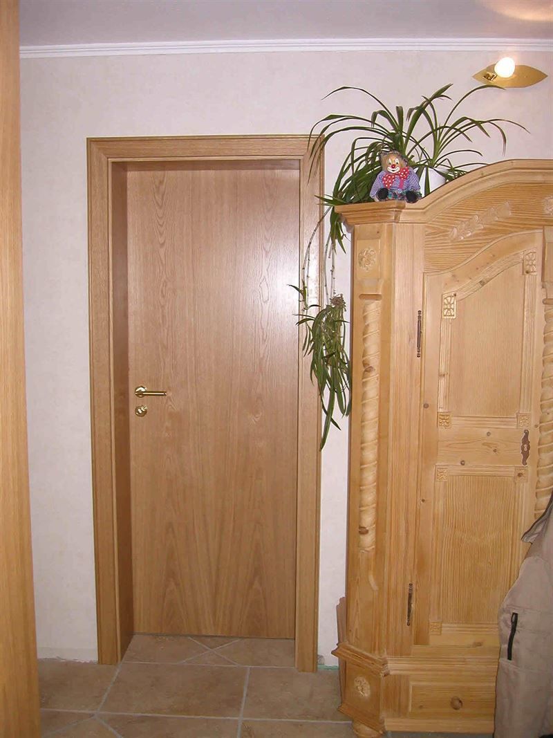 Eine Holztür mit einer Pflanze darauf