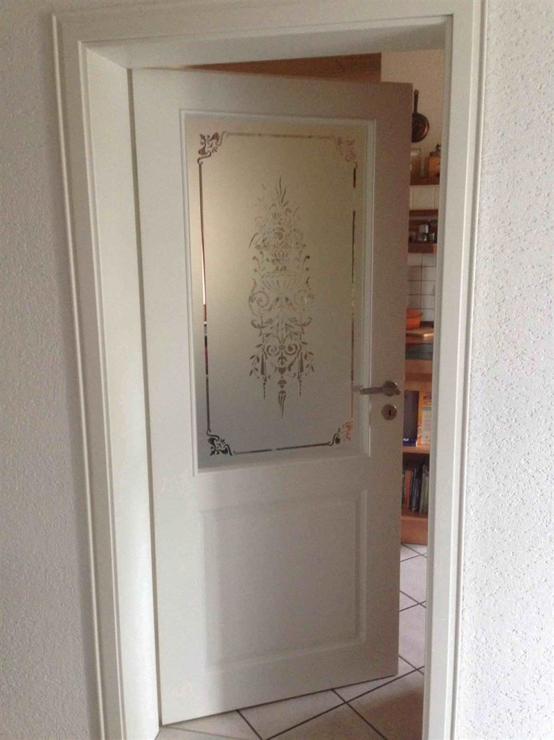 Eine weiße Tür mit einem Blumenmuster darauf