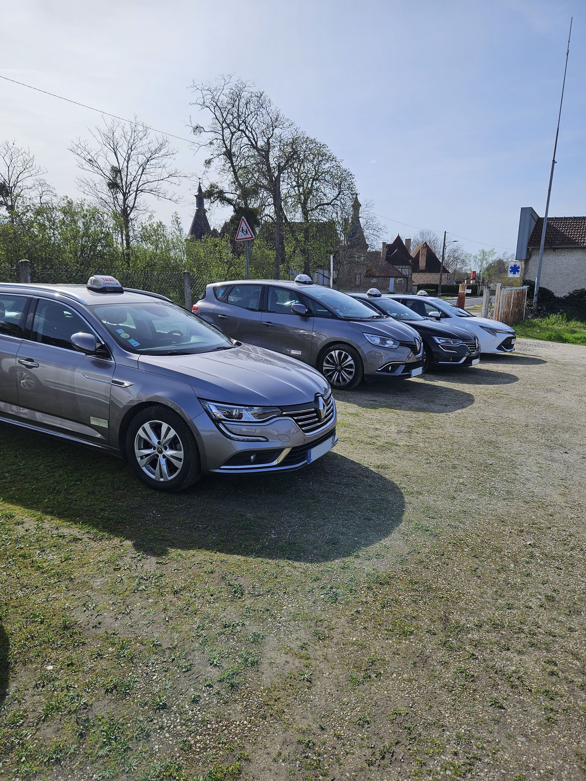 Plusieurs taxis sur un parking