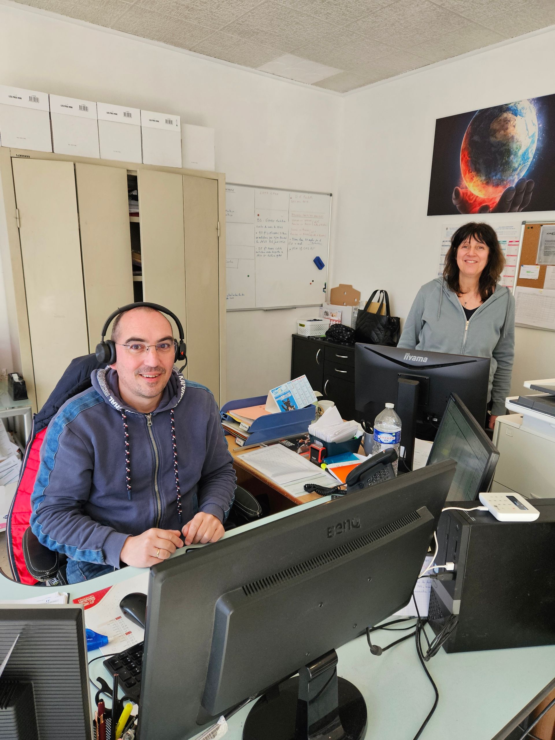 Les 2 personnes de l'équipe de régulations.