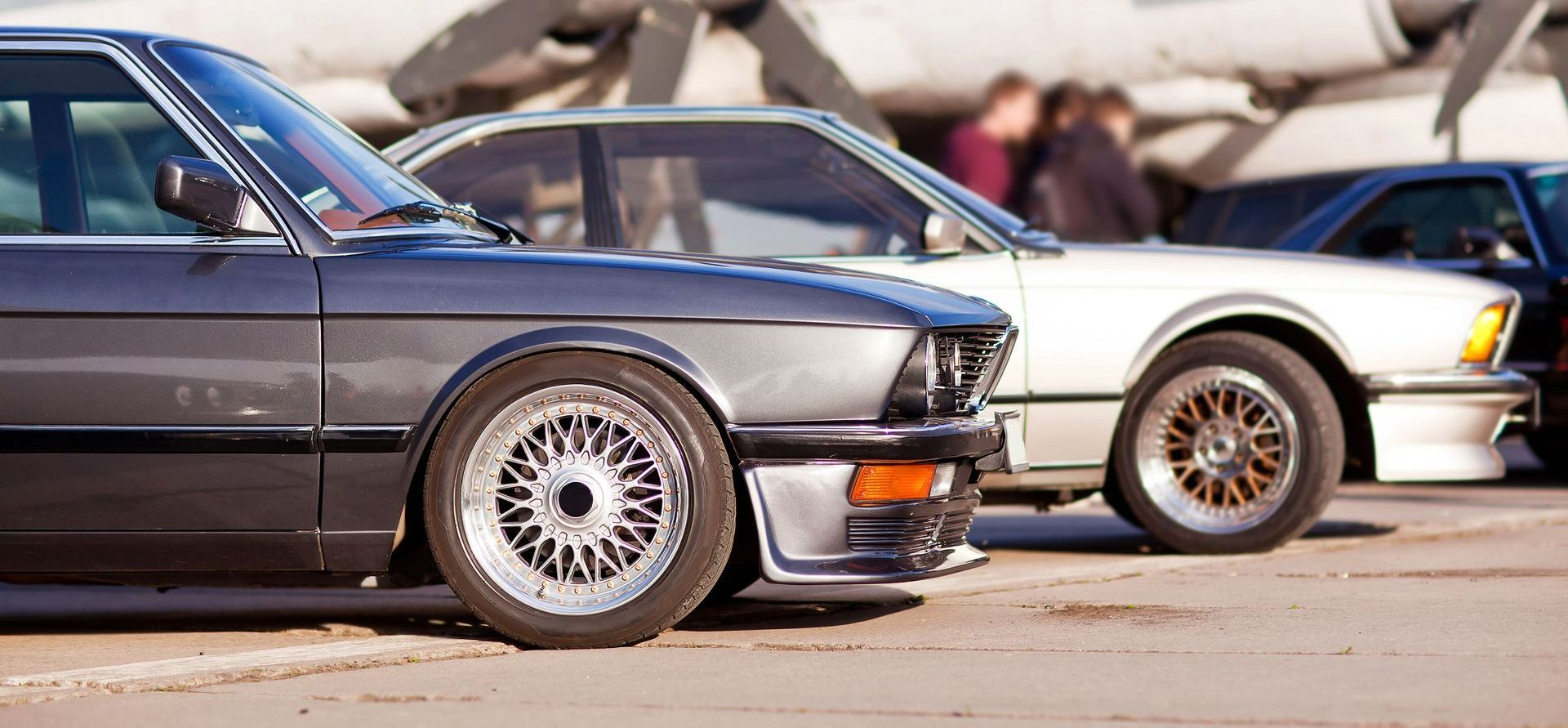 Une voiture noire et une voiture grise