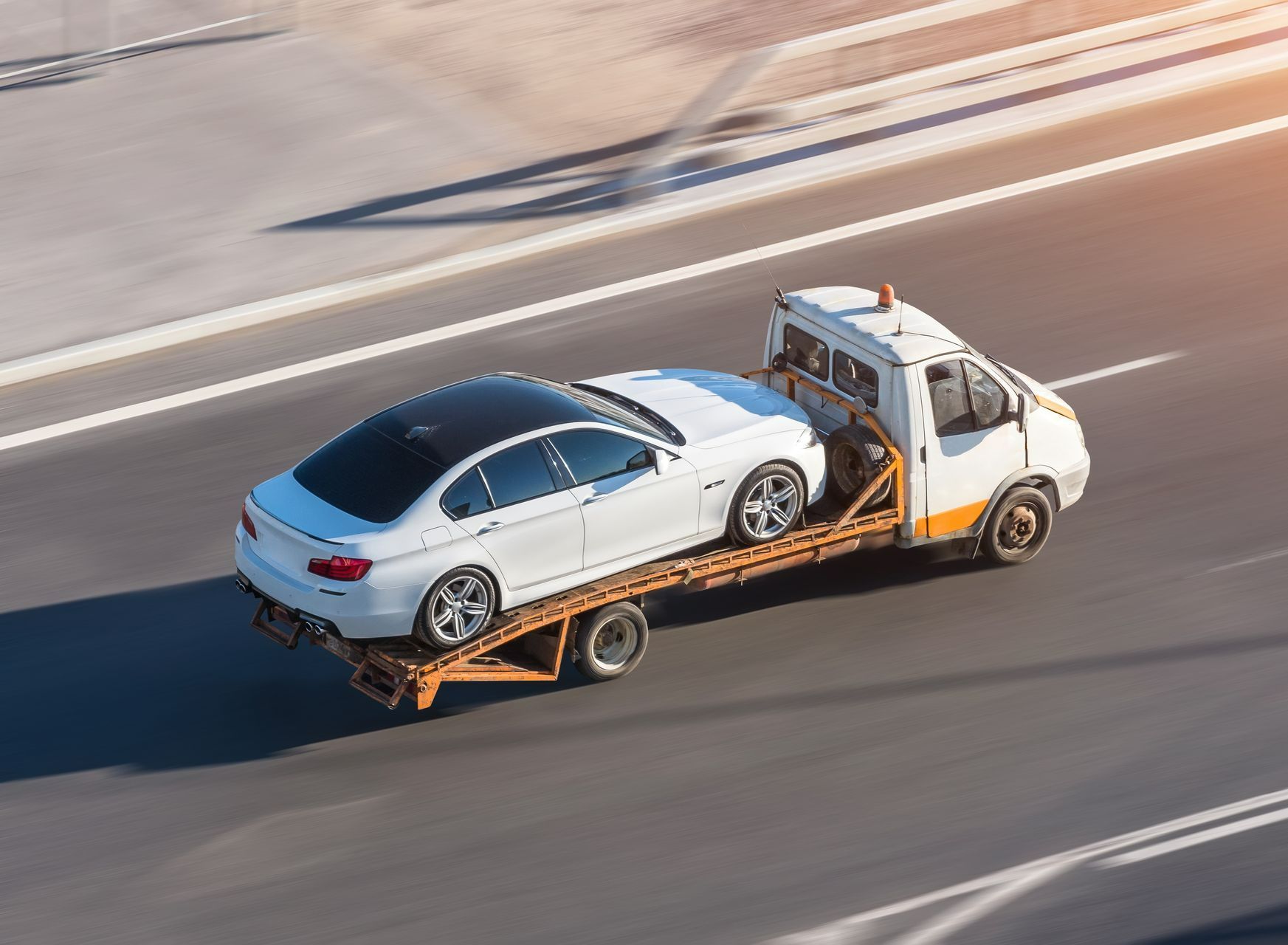 Le dépannage d'une voiture noire et blanche