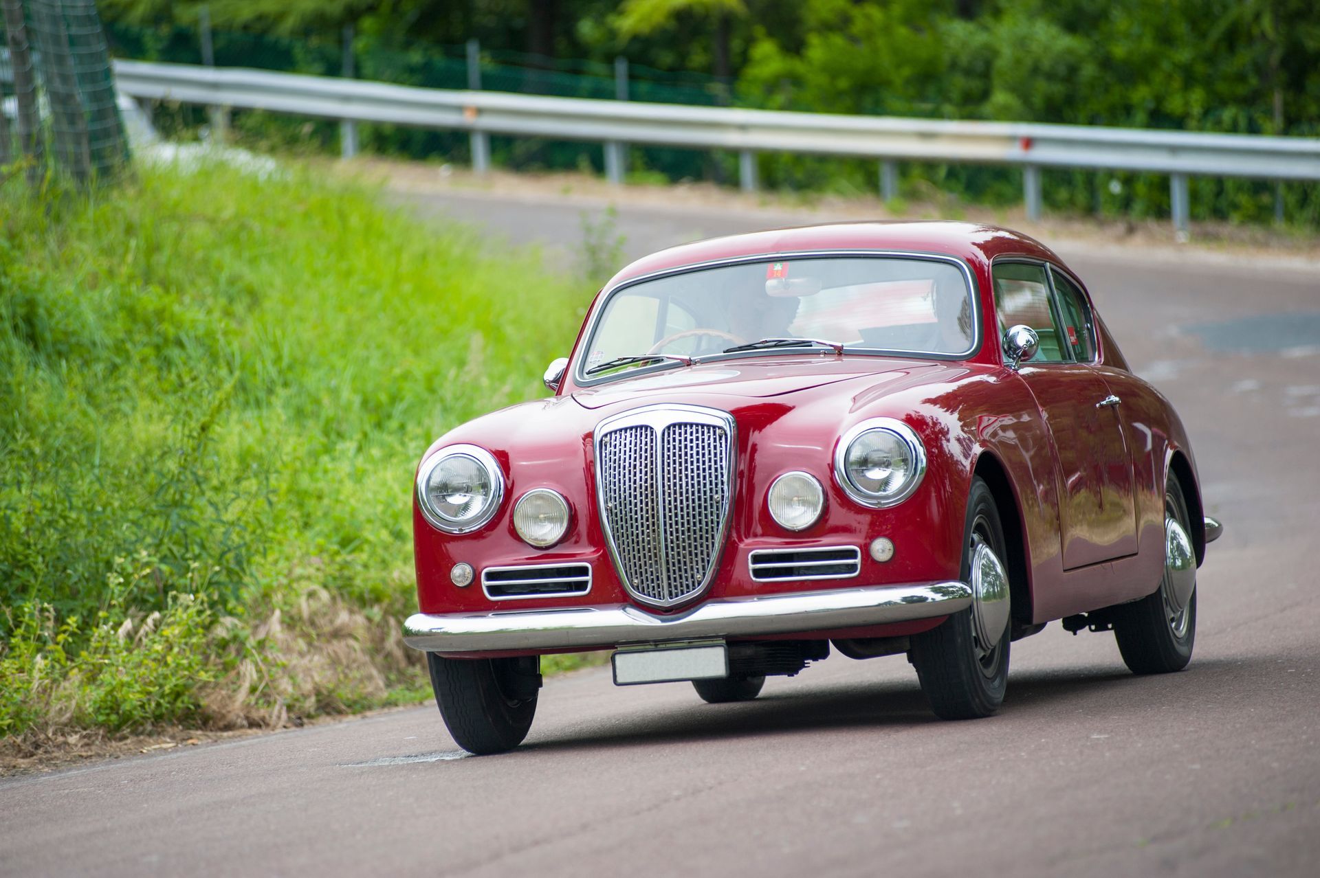 Une voiture ancienne rouge