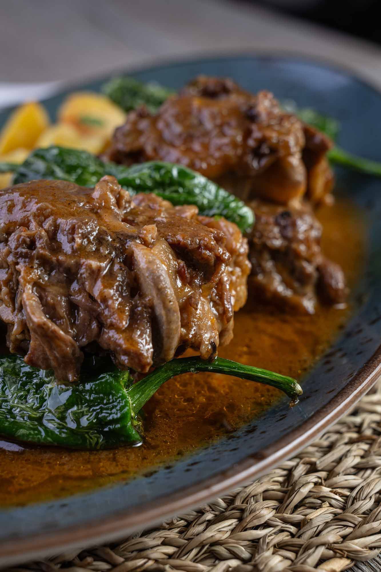 Un primer plano de un plato de comida sobre una mesa.