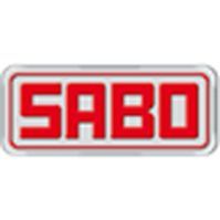Rotes SABO-Logo in einem abgerundeten silbernen Rechteck