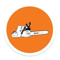 Oranger Kreis mit einer weißen STIHL-Kettensägenillustration