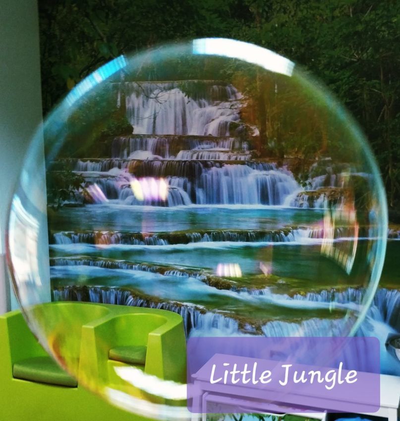 Burbuja con fondo de cascada y asientos verdes, cartel 