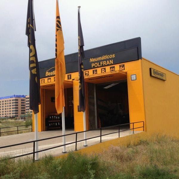 Persona inflando un neumático de automóvil con un compresor de aire, al aire libre.