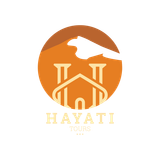 Logotipo de Hayati Tours, que presenta un c&iacute;rculo naranja con una monta&ntilde;a y una casa estilizada, y el texto "Hayati Tours".