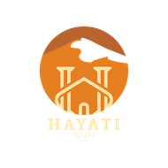 Logotipo de Hayati Tours, que presenta un c&iacute;rculo naranja con una monta&ntilde;a y una casa estilizada, y el texto "Hayati Tours".