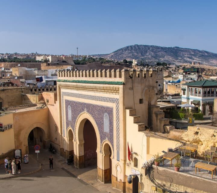 Puerta de Bab Boujeloud en Fez, Marruecos, con azulejos azules y blancos ornamentados.