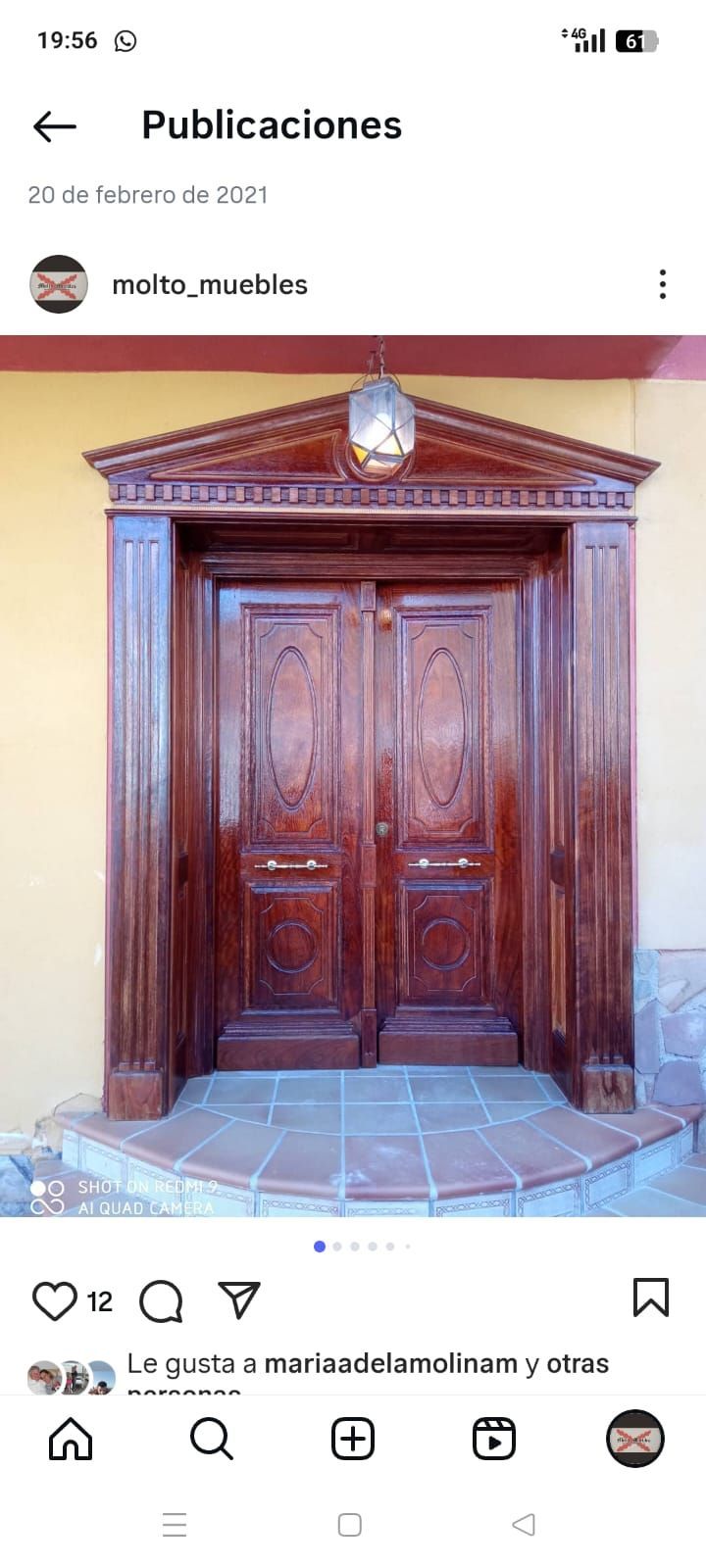 Una imagen de una puerta de madera en un teléfono.