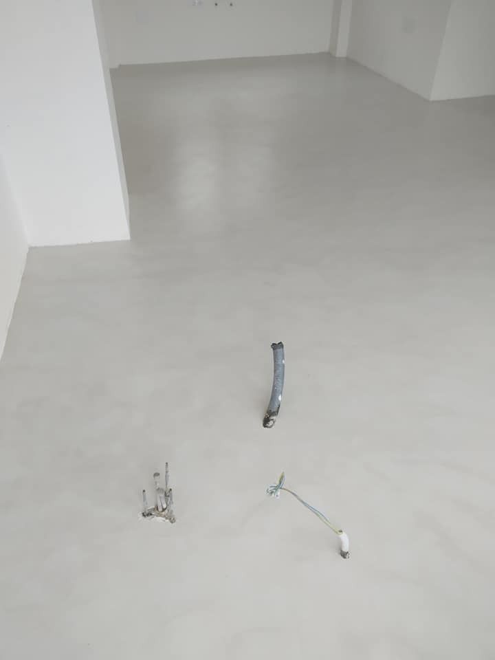 Hay una tubería en el suelo en el medio de la habitación.