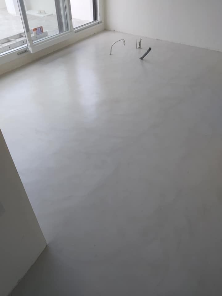 Un suelo blanco en una habitación con ventana.