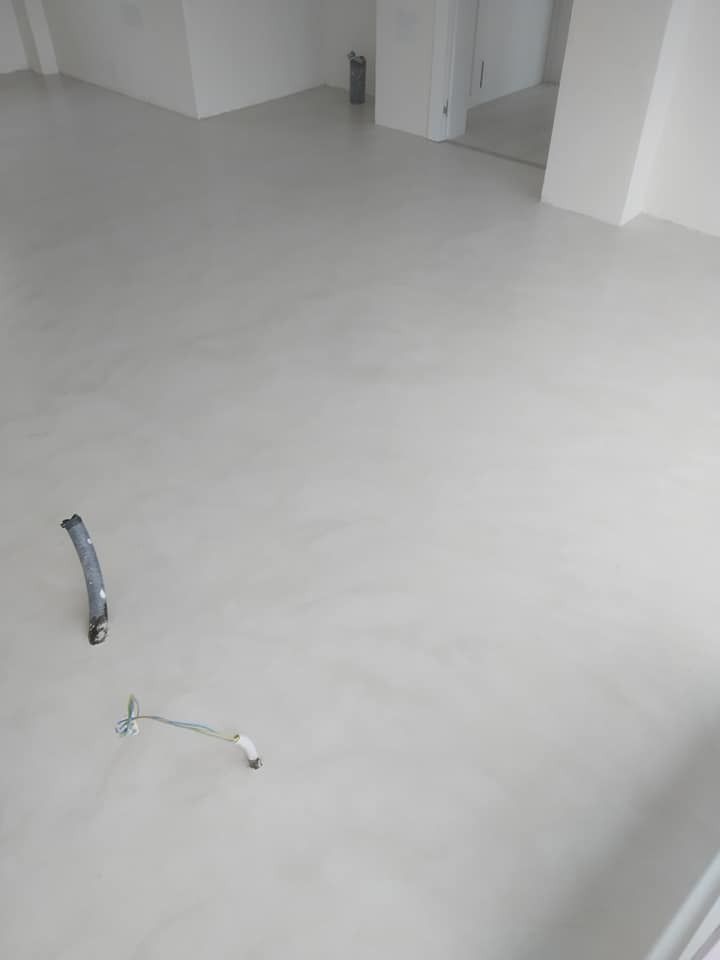 Un piso blanco con una manguera encima en una habitación.