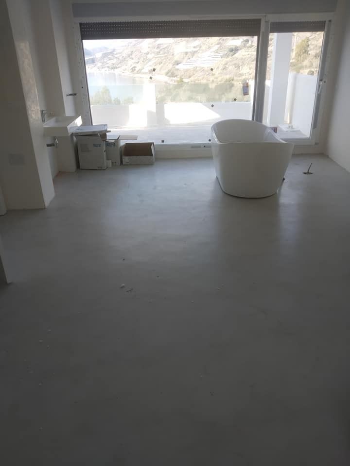 Un baño con bañera y un gran ventanal.