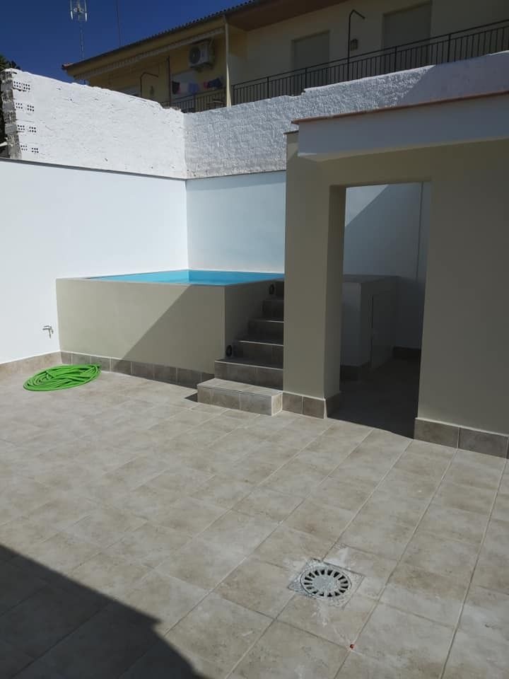 Un edificio con piscina en el patio trasero