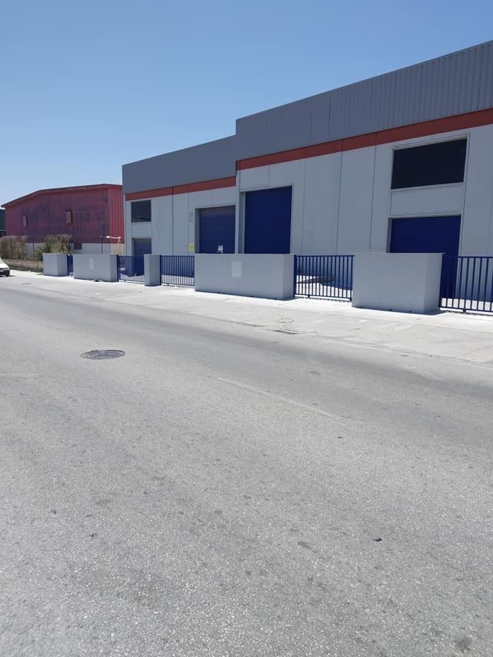 Una hilera de almacenes están alineados al costado de una carretera