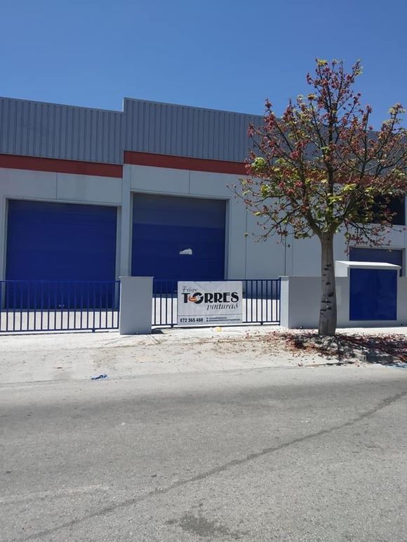 Un edificio con un cartel que dice Torres.