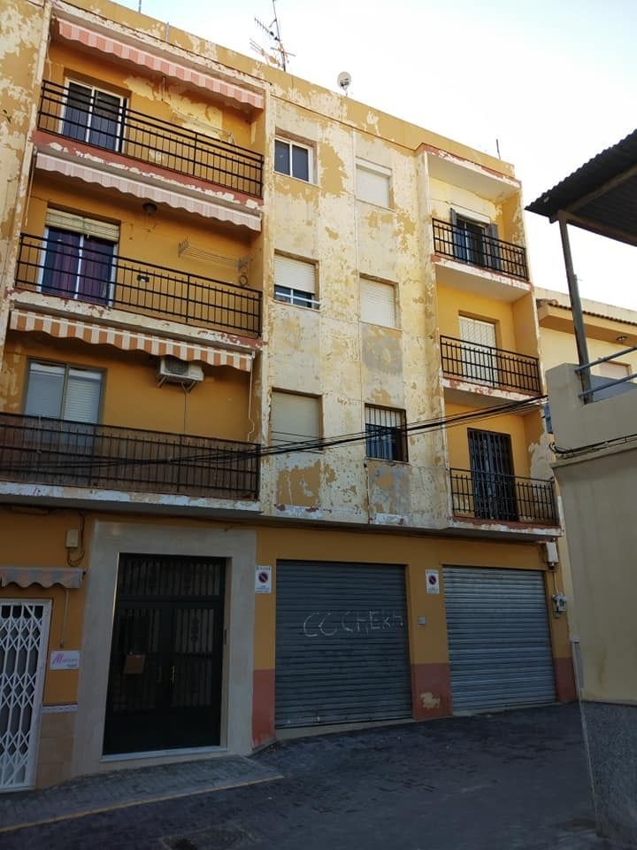 Un edificio con muchas ventanas y balcones