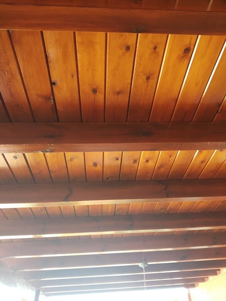 Un primer plano de un techo de madera con vigas.