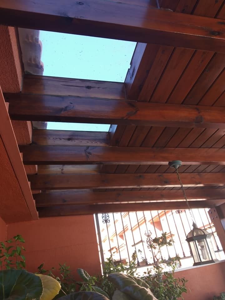 Mirando al cielo a través de una estructura de madera