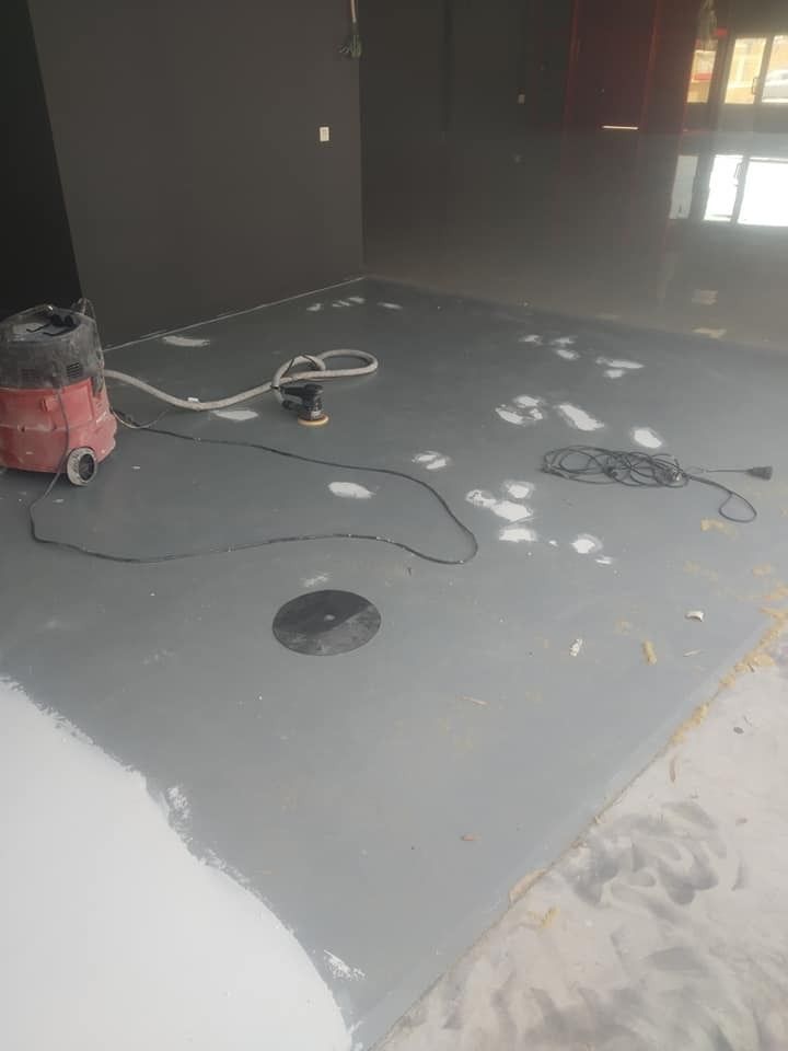 Una aspiradora está colocada en el suelo de una habitación.