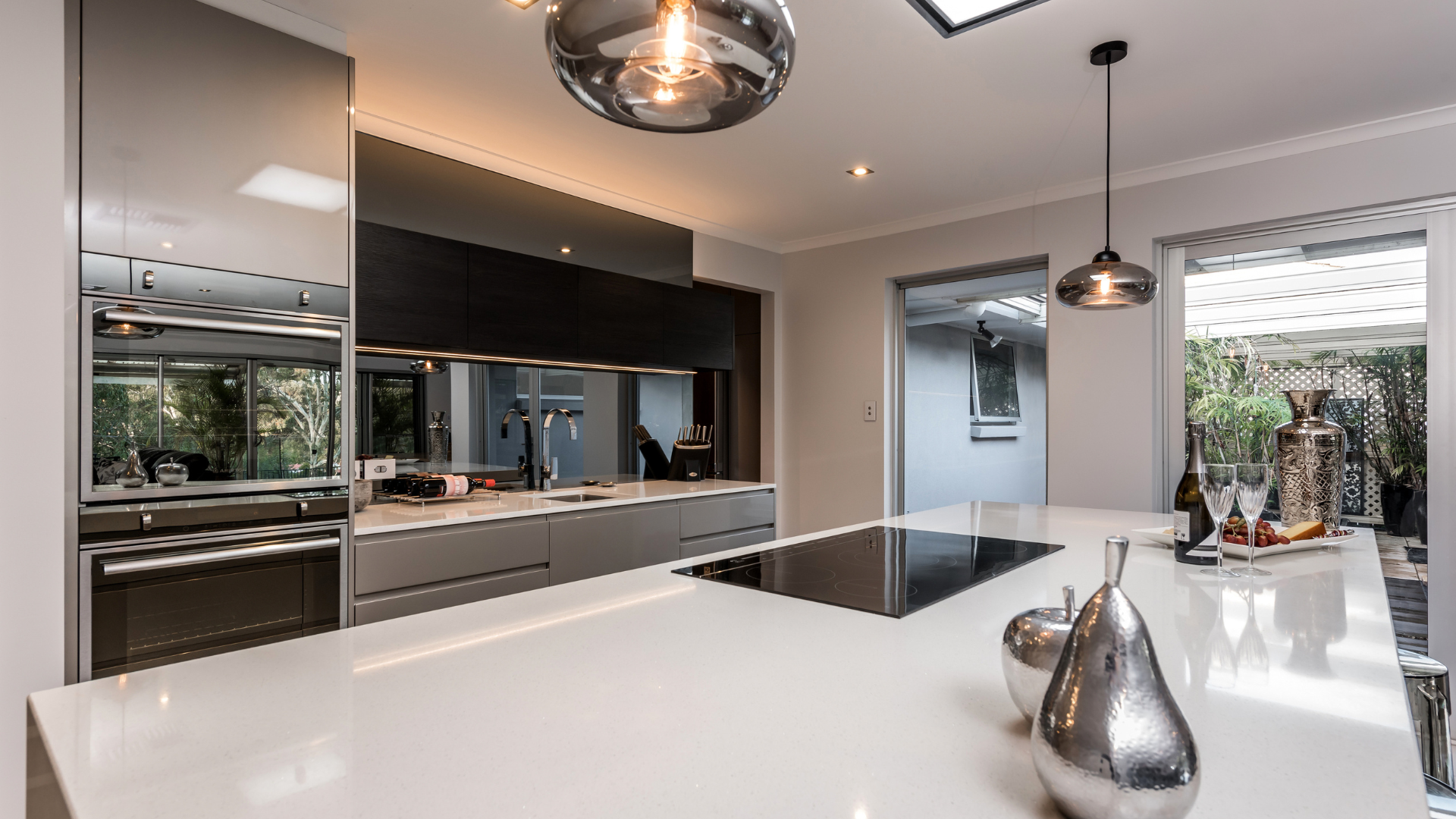 Une cuisine avec un grand îlot et une cuisinière avec four.