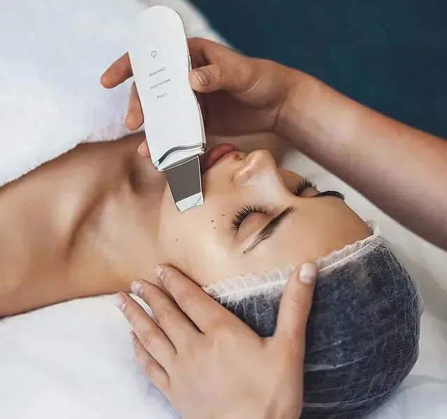 Una mujer está recibiendo un tratamiento facial en un spa.