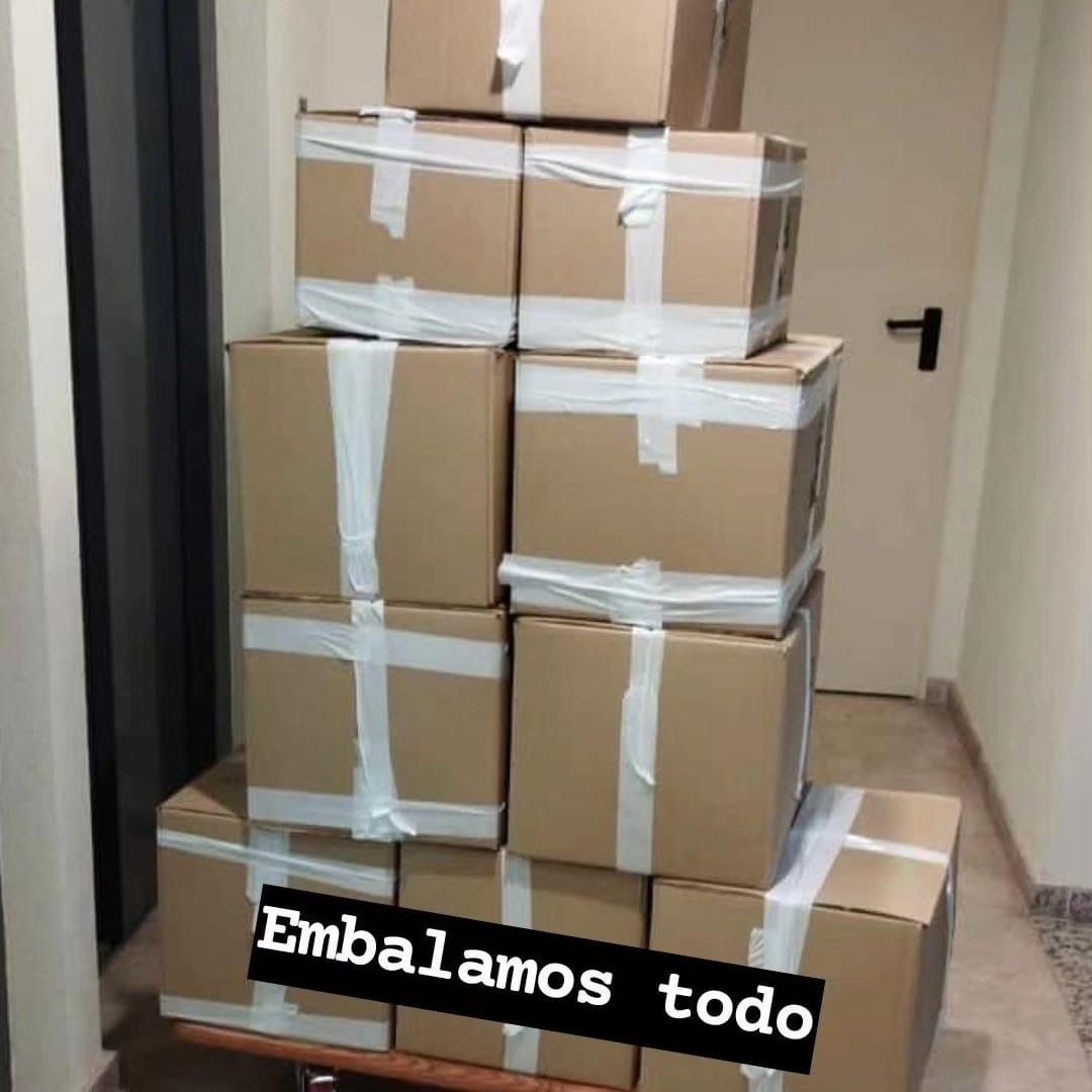 Cajas de cartón apiladas, listas para mudanza. Texto 