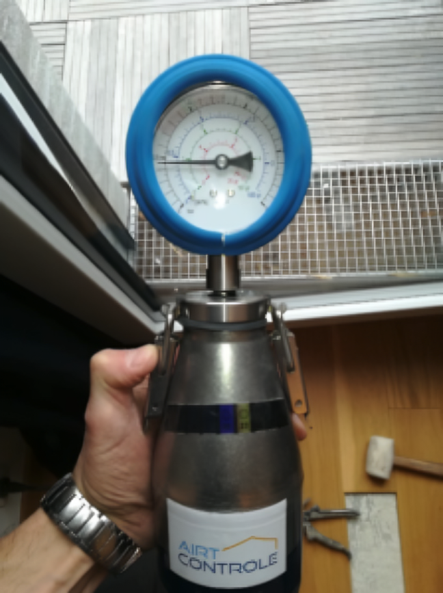 Bombe à carbure tenue dans une main