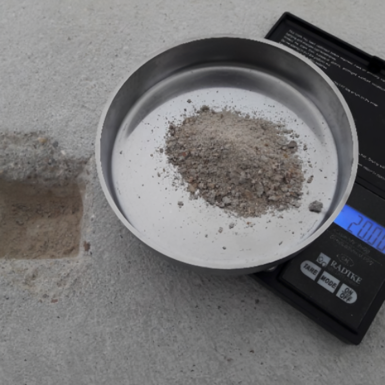 Pesée de l'échantillon après le test de la bombe à carbure