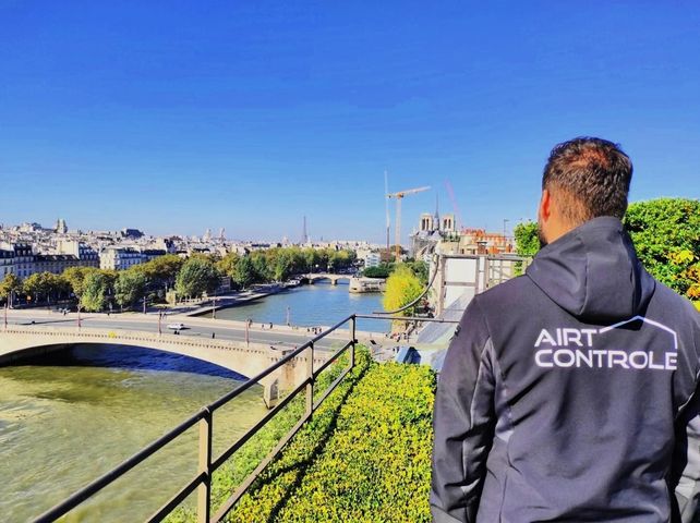 Technicien de dos face à la seine et Paris