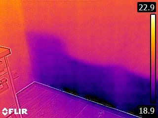 Photo d'un mur prise par caméra thermique, avec présence de zone froide