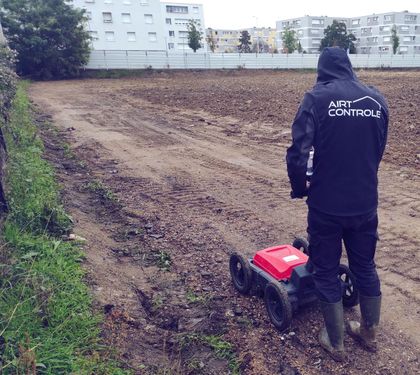 Technicien avec géo radar sur un terrain non construit