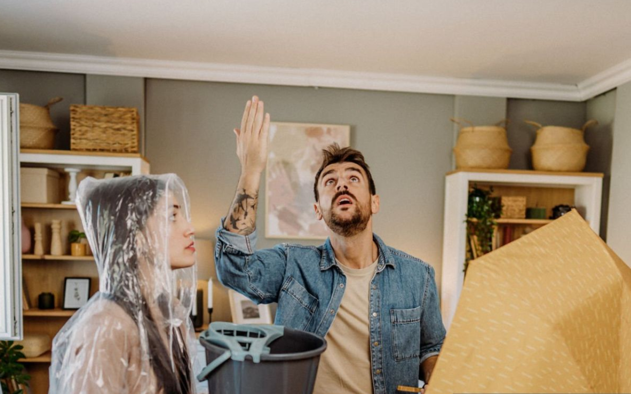 Couple fuite dans maison