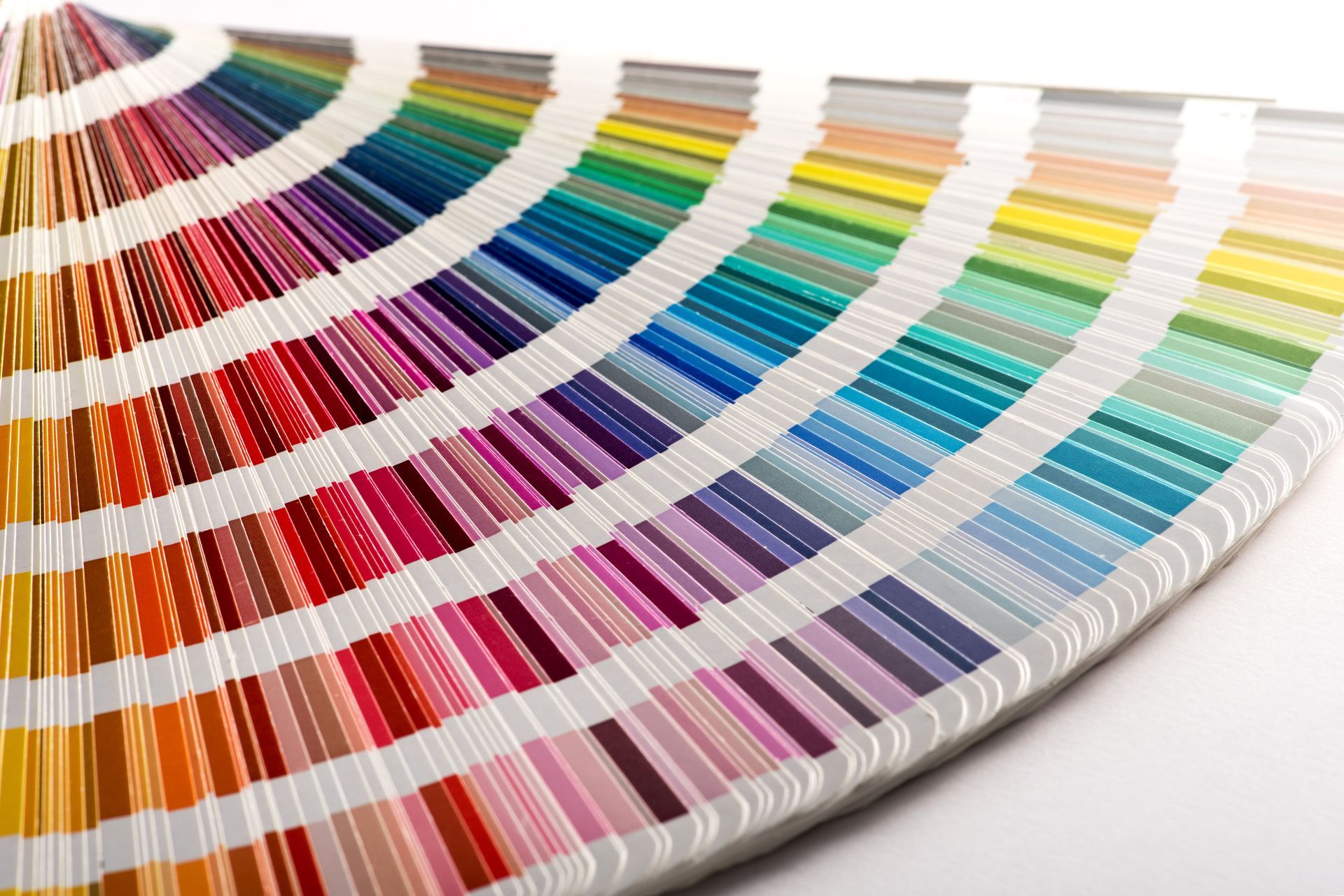 Échantillon de couleurs présentant un spectre de teintes, allant des rouges et oranges aux bleus et verts.