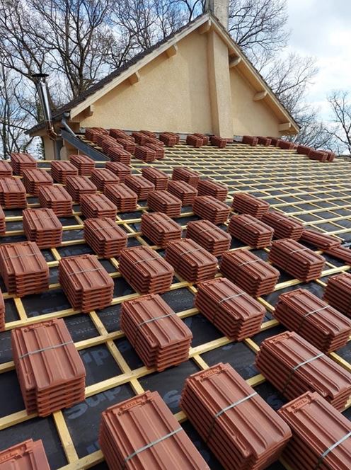 Pose de tuiles en terre cuite