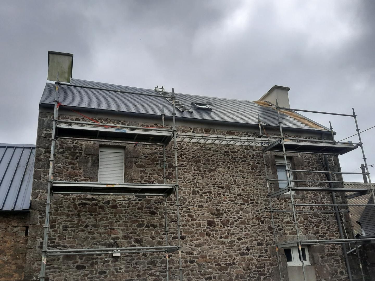 Rénovation d'une toiture en ardoise